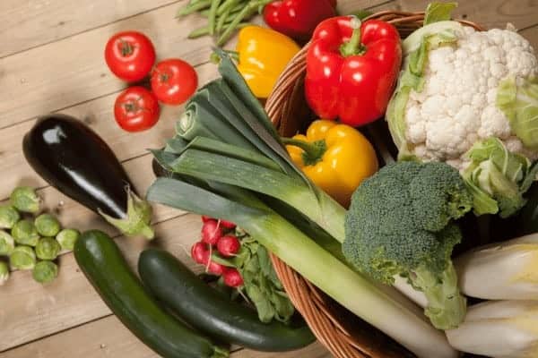 Las verduras frescas de su jardín son uno de los beneficios para la salud de la jardinería en macetas.